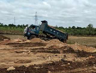 Vô tư san lấp đất lúa ngay giữa lòng thành phố nhưng chính quyền "vẫn cần thời gian xác minh"