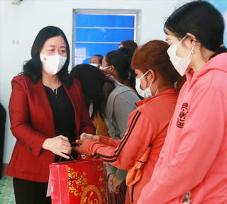Trưởng ban Dân vận Trung ương Bùi Thị Minh Hoài tặng quà cho các gia đình khó khăn tại xã biên giới tỉnh Đắk Lắk