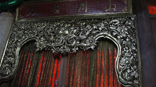 Kỳ lạ phiến đá hình sản phụ “lâm bồn” ở đền cầu tự 