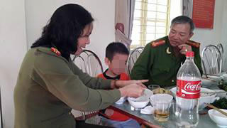 Đến trường đón mới nhớ... bỏ quên con ở cây xăng