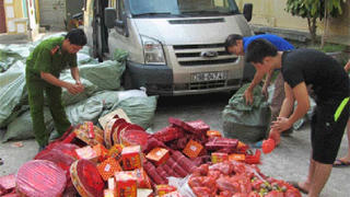 Đừng đón Tết trong trại giam vì pháo