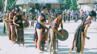 Phận đời ám ảnh của những người vợ Cơtu