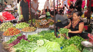 Thực phẩm ngày càng rẻ, nhà hàng vẫn ra sức “chặt chém” 