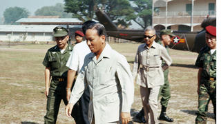 Viên tướng cuồng tín, dị đoan và những chuyện cười bể bụng
