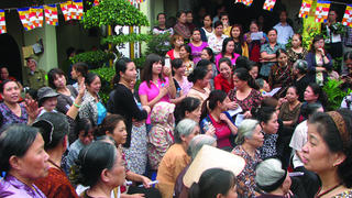 Hàng trăm phật tử bức xúc vây chùa đòi tìm ra thủ phạm hành hung sư cô
