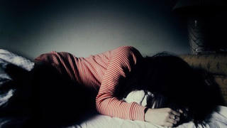 Hai người đàn ông lao đao vì cô gái nhõng nhẽo tự “dâng trái cấm“