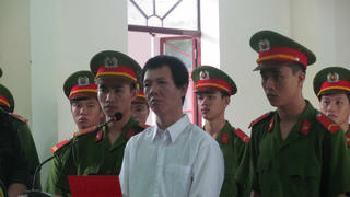 Y án tử hình vẫn ôm khư khư sách luật