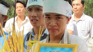 Người mẹ nghèo tự tử cho con đi học gây chấn động cộng đồng mạng