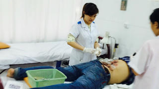 Đột nhập phòng khám của lang băm tự xưng “trị bách bệnh” bằng cách… hút máu