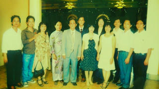 Ông già thợ may đêm đêm lén đi học, dạy 9 con thành cử nhân, thạc sĩ