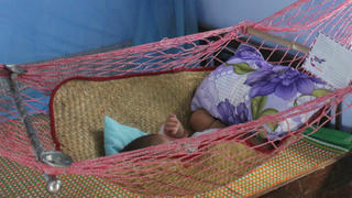 Ông lão bị bội tình bế con sơ sinh đi khắp làng xin sữa