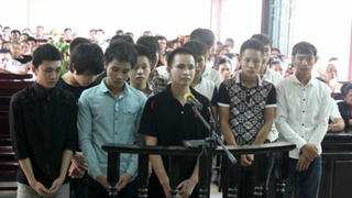  “Cấm vận” gái làng, một thanh niên suýt chết, 12 người tù tội