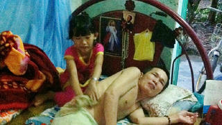 Bé gái còn mẹ mà như “mồ côi”, vào chùa xin gạo nuôi cha