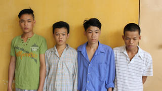 Băng cướp nhí òa khóc vì.... nhớ mẹ