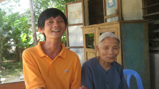 Chàng "sọ dừa" làm thơ, bán vé số