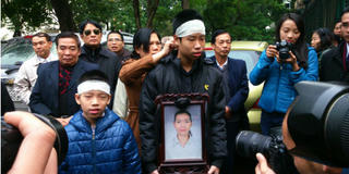 Trước khi ra khỏi nhà, chị Huyền hỏi chồng: “Hôm nay em có đẹp không!“