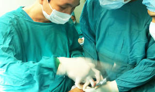 Bị tai nạn, rơi mất một bên... tinh hoàn