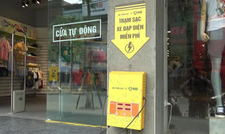Sạc xe đạp điện miễn phí trên đường Hà Nội