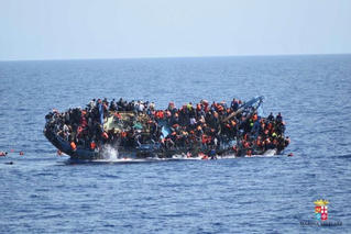 Phát hiện 104 thi thể trôi dạt vào bờ biển Libya