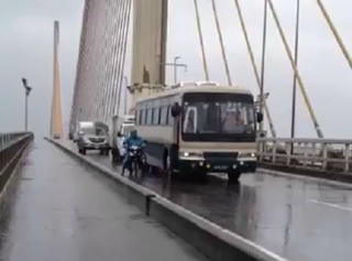 Cảm động hình ảnh ô tô chạy chậm để chắn gió bão, giúp xe máy