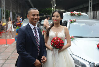 Chí Anh đi xe hơn 7 tỷ đồng tới tiệc cưới