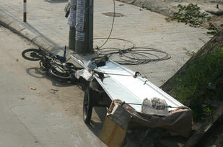 Một người chở tôn bị tai nạn tử vong trên đường