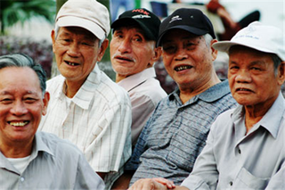 Độ tuổi hưởng lương hưu theo Luật BHXH 2014