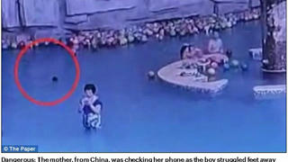 Bé trai chết đuối ở hồ bơi vì mẹ mải dán mắt vào điện thoại