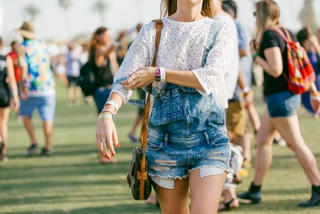 Quần yếm jeans trở lại