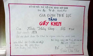 Ông bố tự làm giấy khen cho con 2 năm liền