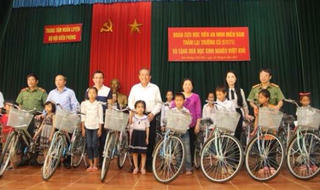 Phó Thủ tướng Trương Hòa Bình về thăm lại trường xưa, tặng quà cho học sinh nghèo vượt khó