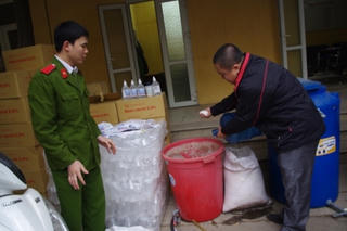 Nhiều loại nước muối sinh lý, ôxy già 'lậu' trên thị trường