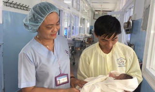 Trên mổ u não, dưới mổ bắt con cứu thai phụ bị ung thư