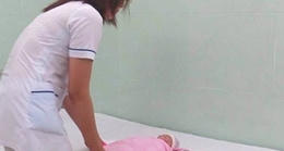 Bé trai còn nguyên dây rốn bị bỏ rơi, kiến bu đầy