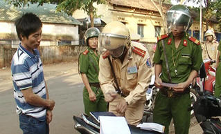Có được quyền yêu cầu CSGT chứng minh vi phạm?