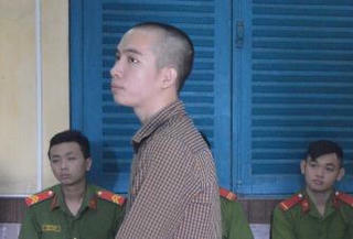 Gây án khi đến thăm bạn gái, con trai lôi bố vào lao lý