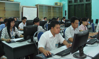 Cán bộ cấp xã tự đi học đại học có được thi nâng ngạch?