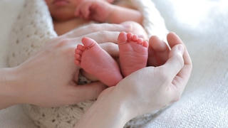 Mẹ chưa đủ tuổi kết hôn có được khai sinh cho con?