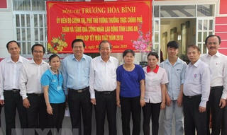 Phó Thủ tướng Trương Hòa Bình thăm, tặng quà Tết cho công nhân