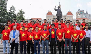 Đội tuyển U23 dâng hương tượng đài Bác Hồ trên phố đi bộ Nguyễn Huệ