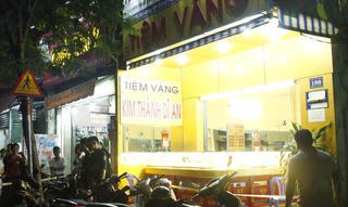 Bình Dương: Đập tủ kính, cướp tiệm vàng trong đêm