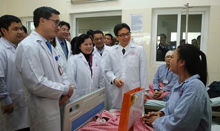 Phó Thủ tướng Vũ Đức Đam thăm bệnh nhân ung thư