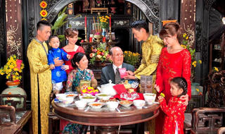Giá trị "ngàn vàng không đổi" của bữa cơm gia đình trong ngày Tết