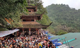 Đầu năm chen chân ở lễ hội chùa Hương 