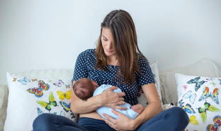 Người chuyển giới nữ đầu tiên trên thế giới nuôi con bằng sữa mẹ