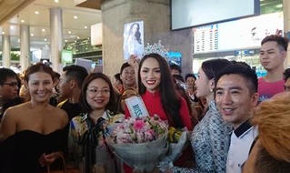 Hương Giang Idol bị fan quây kín đến nghẹt thở ngày về