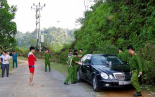 Khởi tố vụ án 2 vợ chồng và con nhỏ tử vong trong xe Mercedes