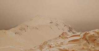 Chiêm ngưỡng tuyết màu cam phủ kín Châu Âu