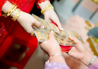 Không trao vàng ngày cưới: Mẹ chồng quá đáng hay con dâu so đo?