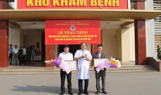 Bộ trưởng Bộ Y tế tặng bằng khen cho hai người vượt 200km hiến máu cực hiếm